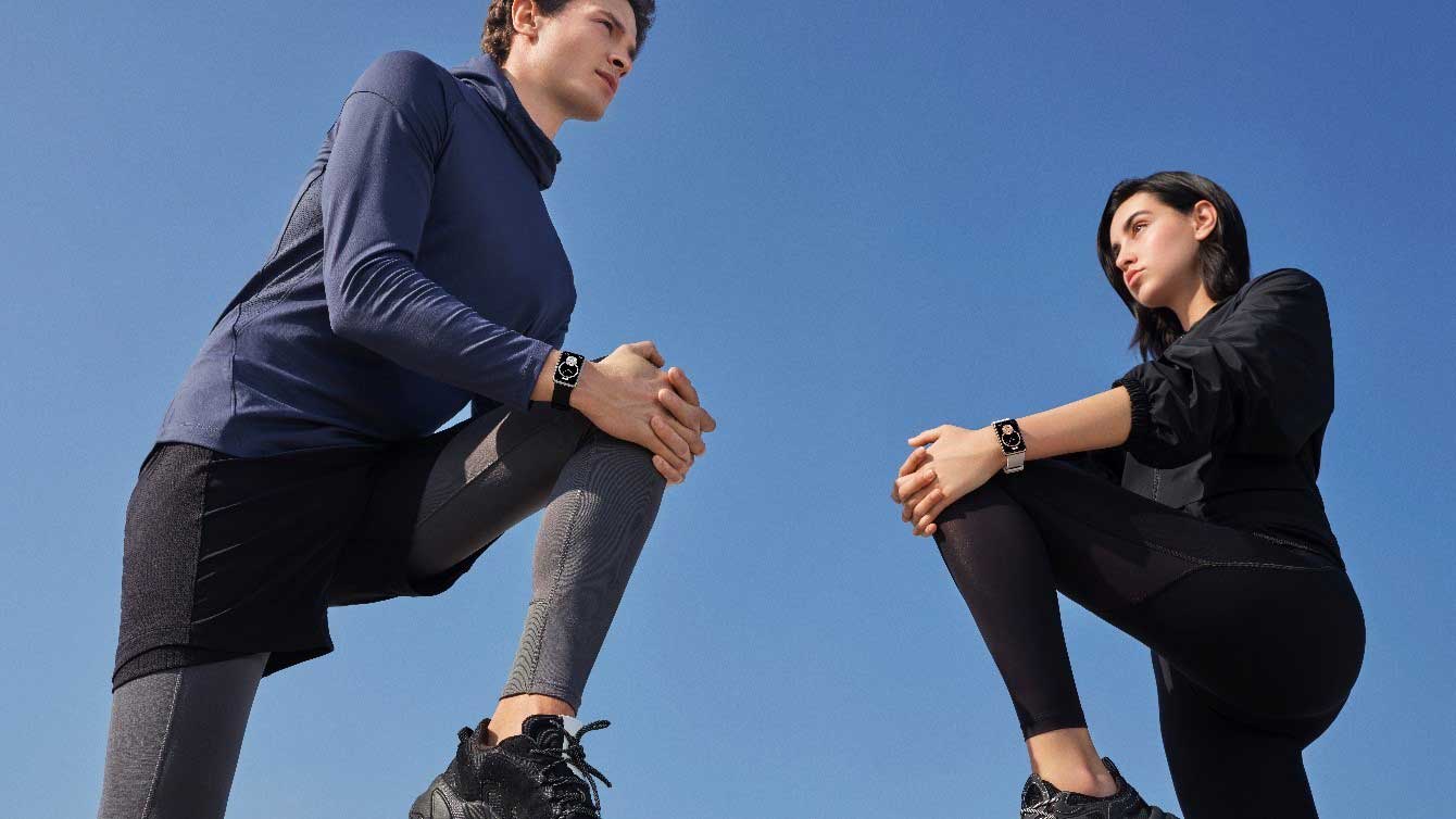 زن و مرد در حال ورزش با ساعت هوشمند واچ فیت