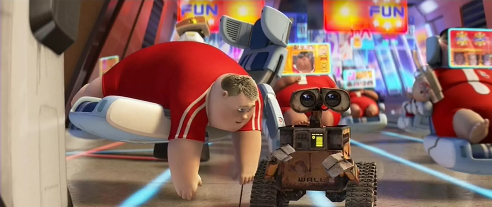 وال-ای در کنار انسان‌های حاضر در سفینه فضایی در فیلم Wall-e