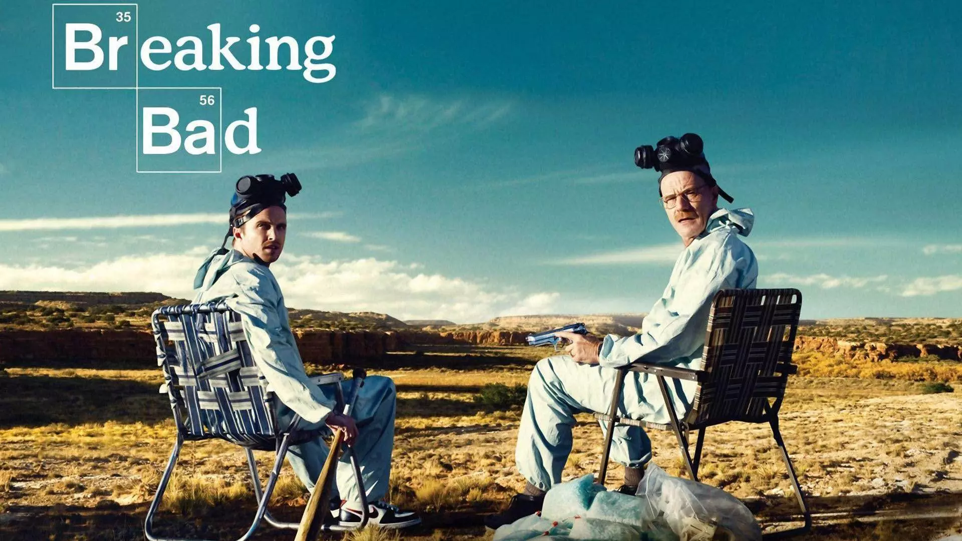 برایان کرانستون و آرون پال نشسته در یک بیابان در سریال Breaking Bad