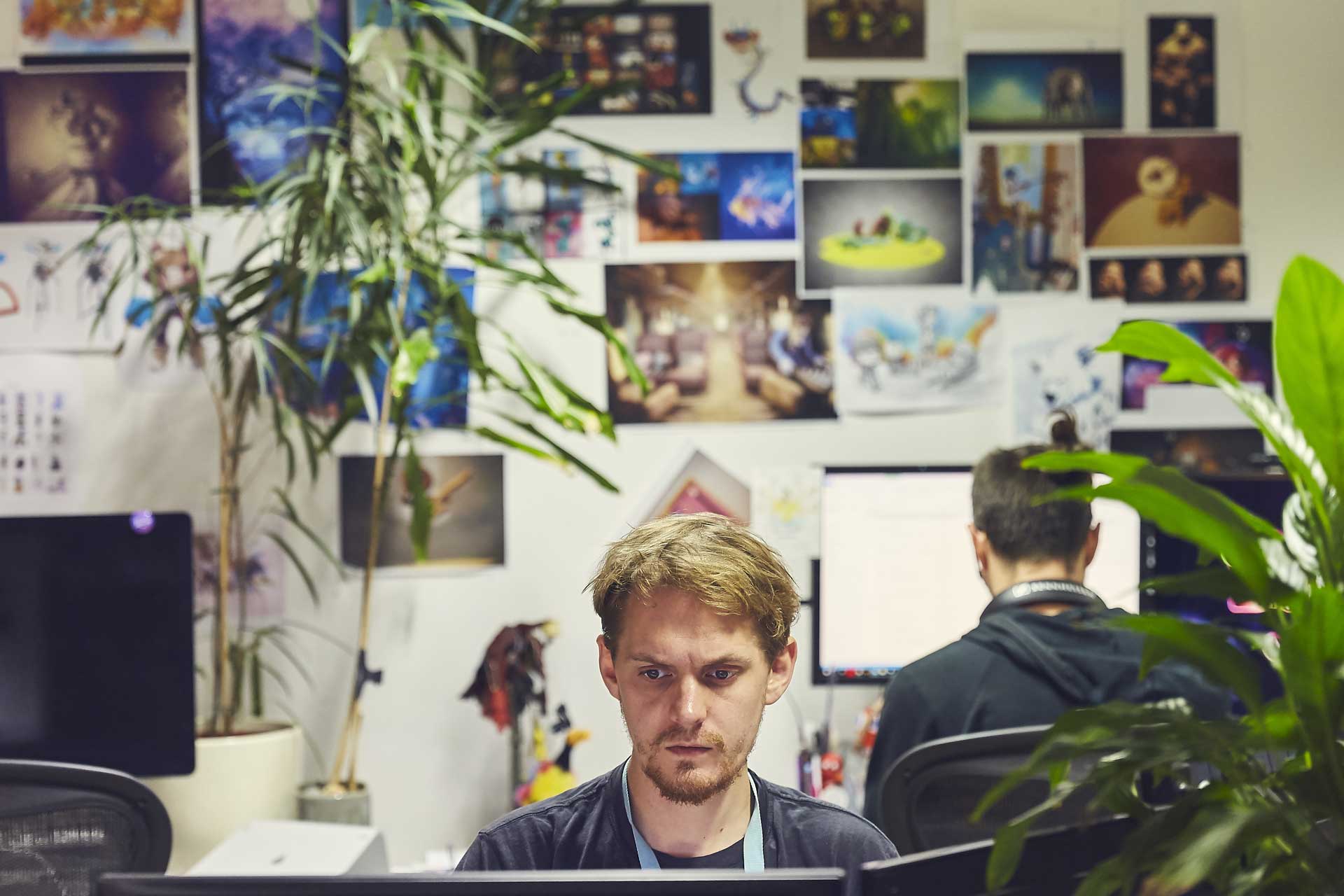 یک مرد در حال کار با کامپیوتر خود داخل استودیو بازی سازی مدیا مولکول انگلیس