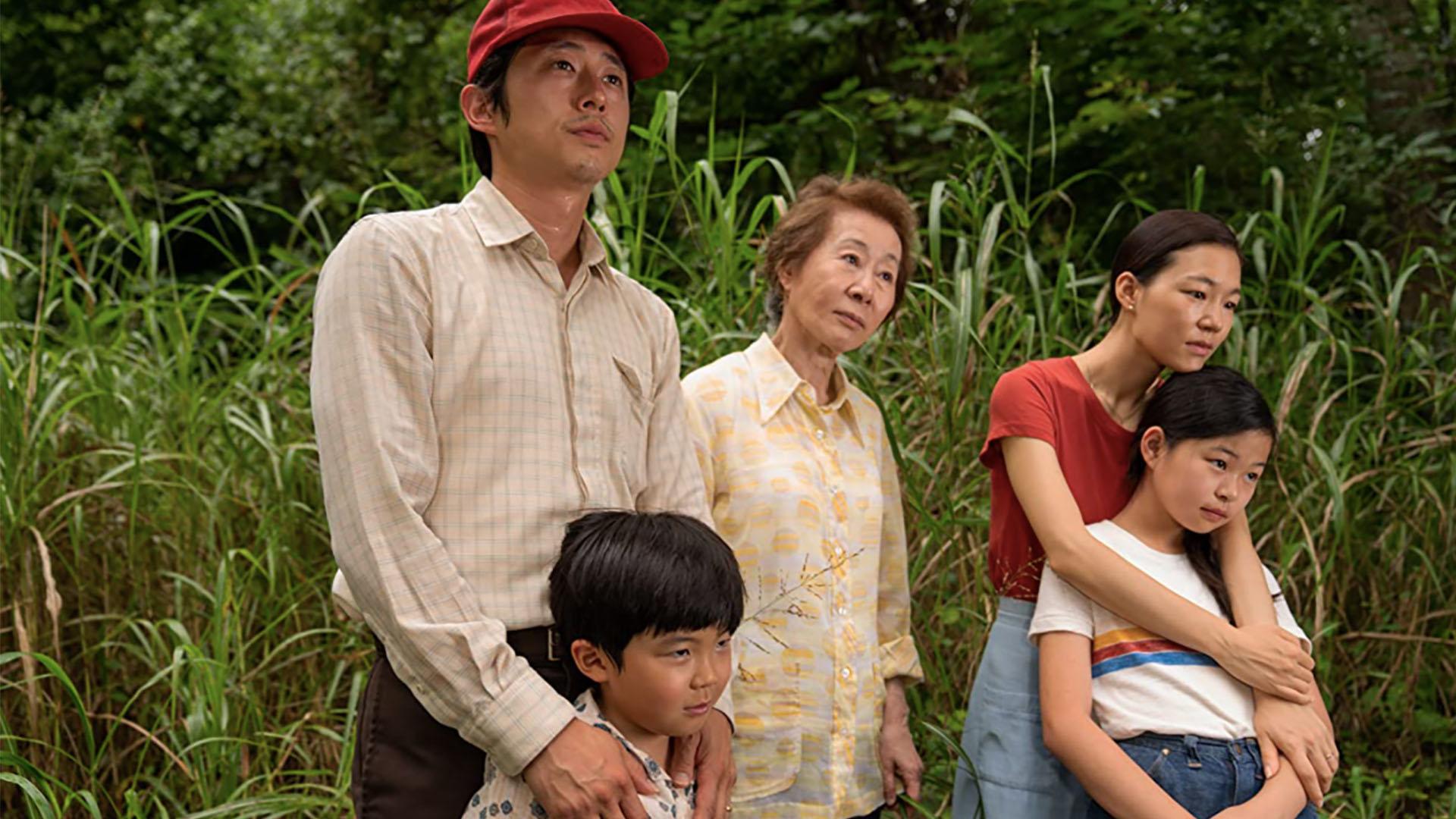 اسیتون ین در نقش جیکوب در کنار اعضای خانواده‌اش در فیلم Minari