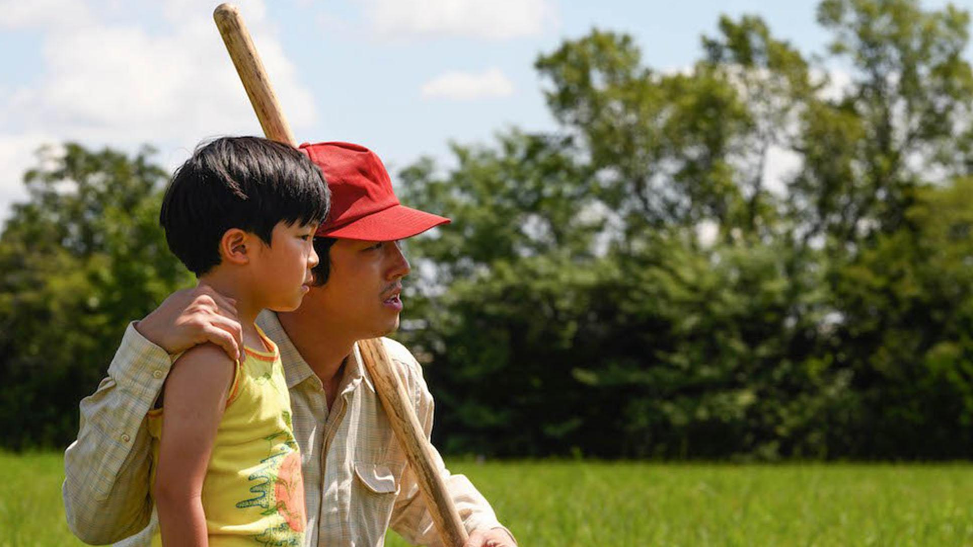 اسیتون ین و فرزندش در مزرعه‌ی خانوادگی‌شان در فیلم Minari 