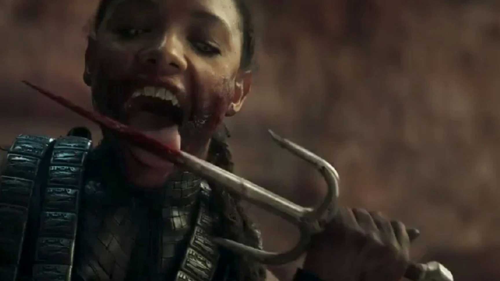 شخصیت ملینا با دندان های کریه مشغول لیسیدن خون از روی تیزی در فیلم Mortal Kombat با اقتباس از سری بازی مورتال کمبت