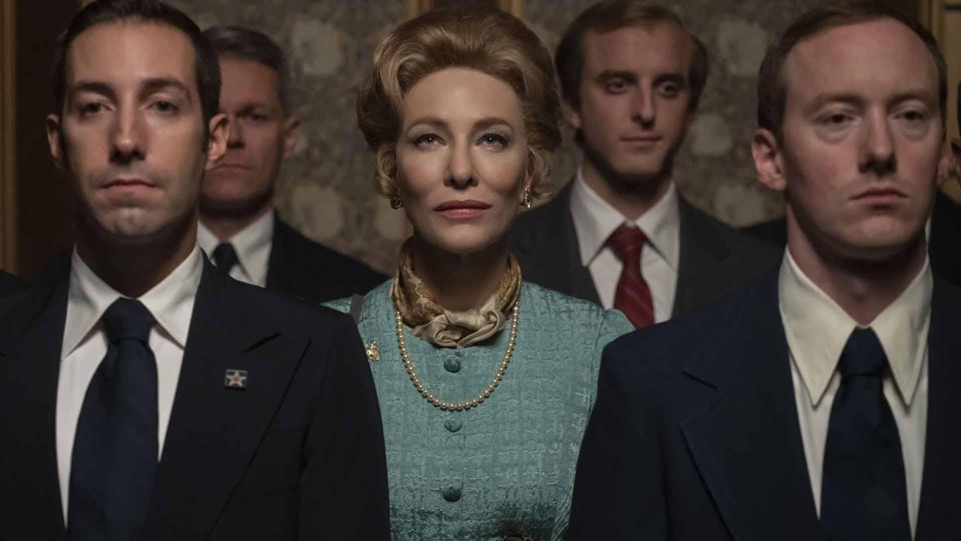 کیت بلانشت در آسانسوری به همراه مردان در سریال Mrs. America