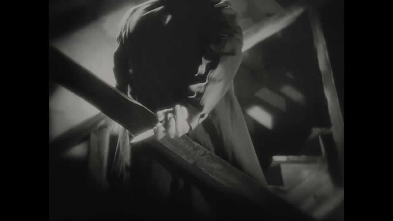 تصویر سیاه و سفید و استرس زا یک چاقو در فیلم صامت جعبه پاندورا (سینمای کلاسیک آلمان)
