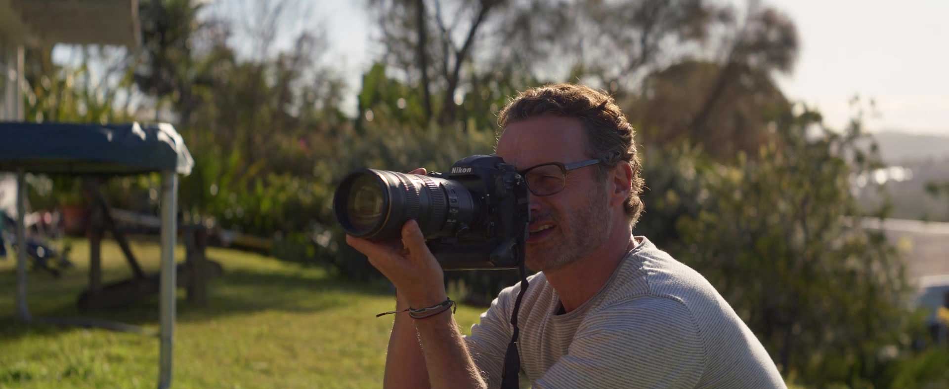اندرو لینکلن، بازیگر نقش ریک گرایمز در سریال The Walking Dead مشغول عکس برداری از شخصیت نائومی واتس در فیلم پنگوئن بلوم