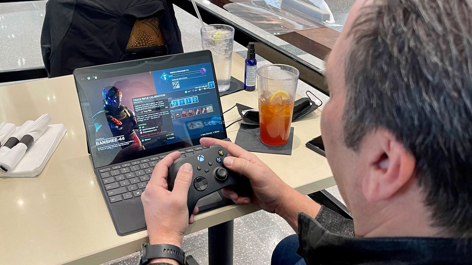فیل اسپنسر در حال اجرای بازی Destiny 2 روی مرورگر 