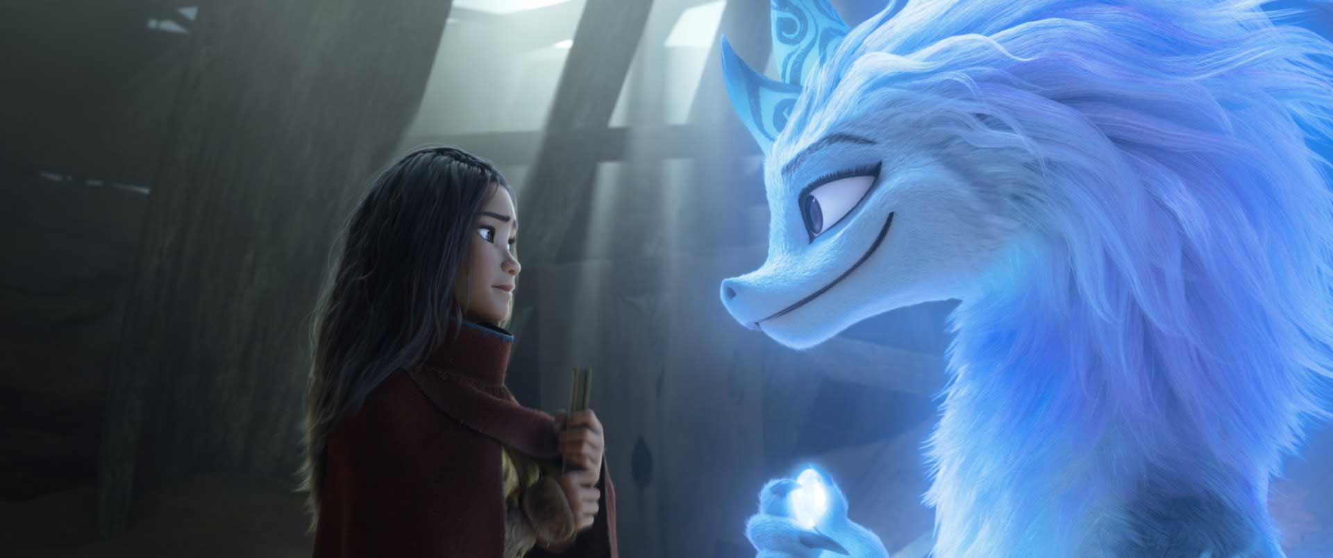 رایا در حال دادن سنگ آبی رنگ درخشنده به سیسو با بازی آکوافینا در انیمیشن Raya and the Last Dragon
