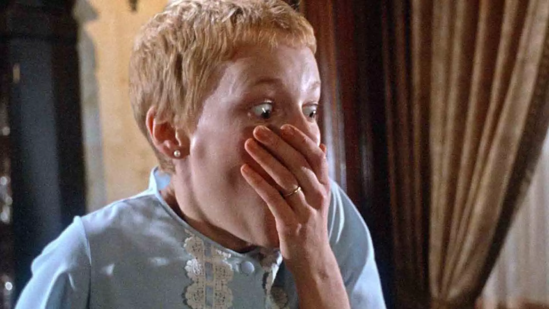 میا فارو در حال فریاد کشیدن و دست روی دهان در فیلم Rosemary's Baby