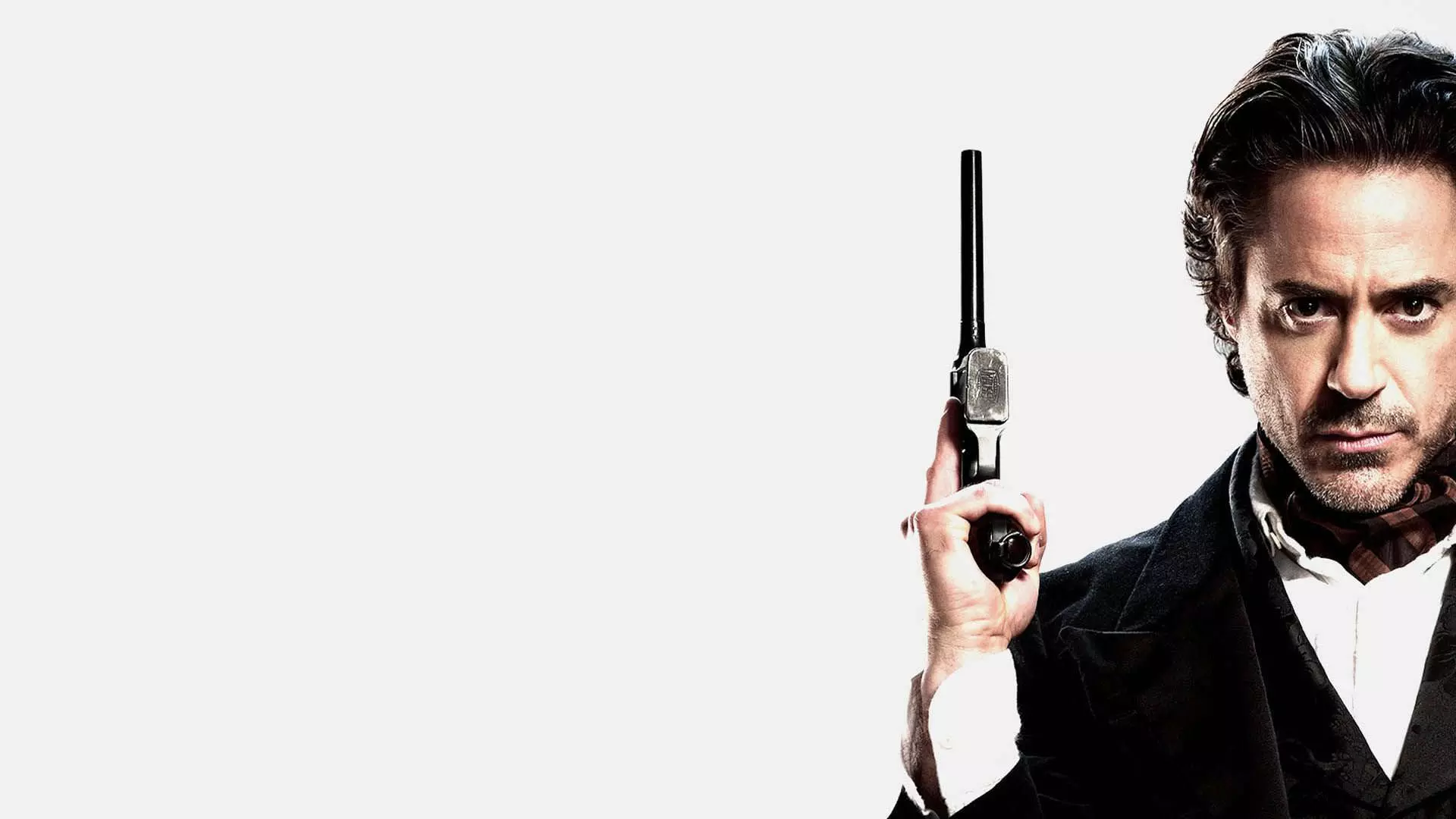 شخصیت شرلوک هولمز با بازی رابرت داونی جونیور در یک تصویر سفید و یک تفنگ در دست او
