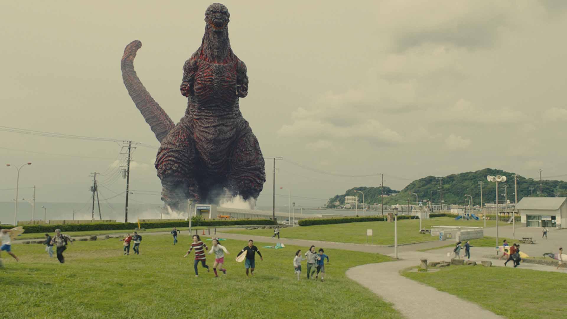 گودزیلای غول پیکر در حال ترساندن مردم و قدم زدن در شهر در فیلم Shin Godzilla