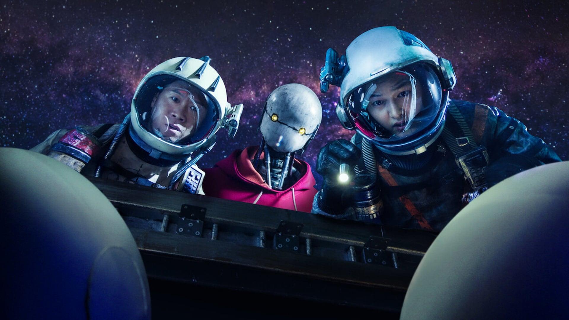 کاپیتان جانگ، تایگر پارک و ربات در فضا در حال تماشا درون محفظه در فیلم Space Sweepers