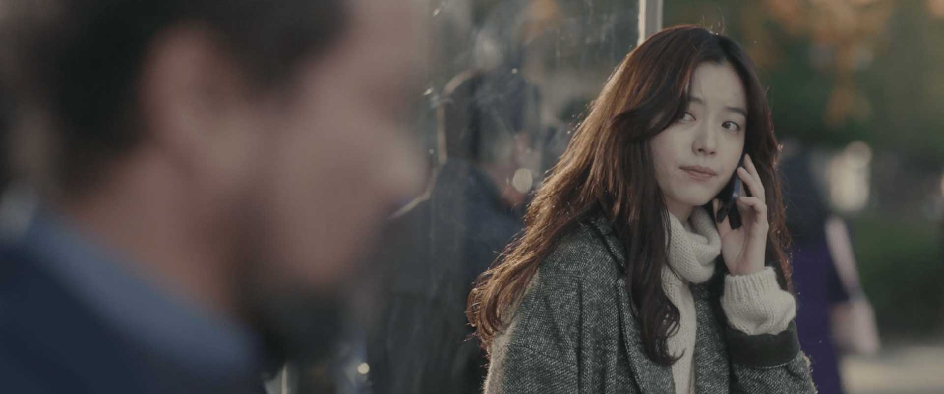 دختر کره ای در حال نگاه کردن به مرد و تماس با تلفن در فیلم The Beauty Inside