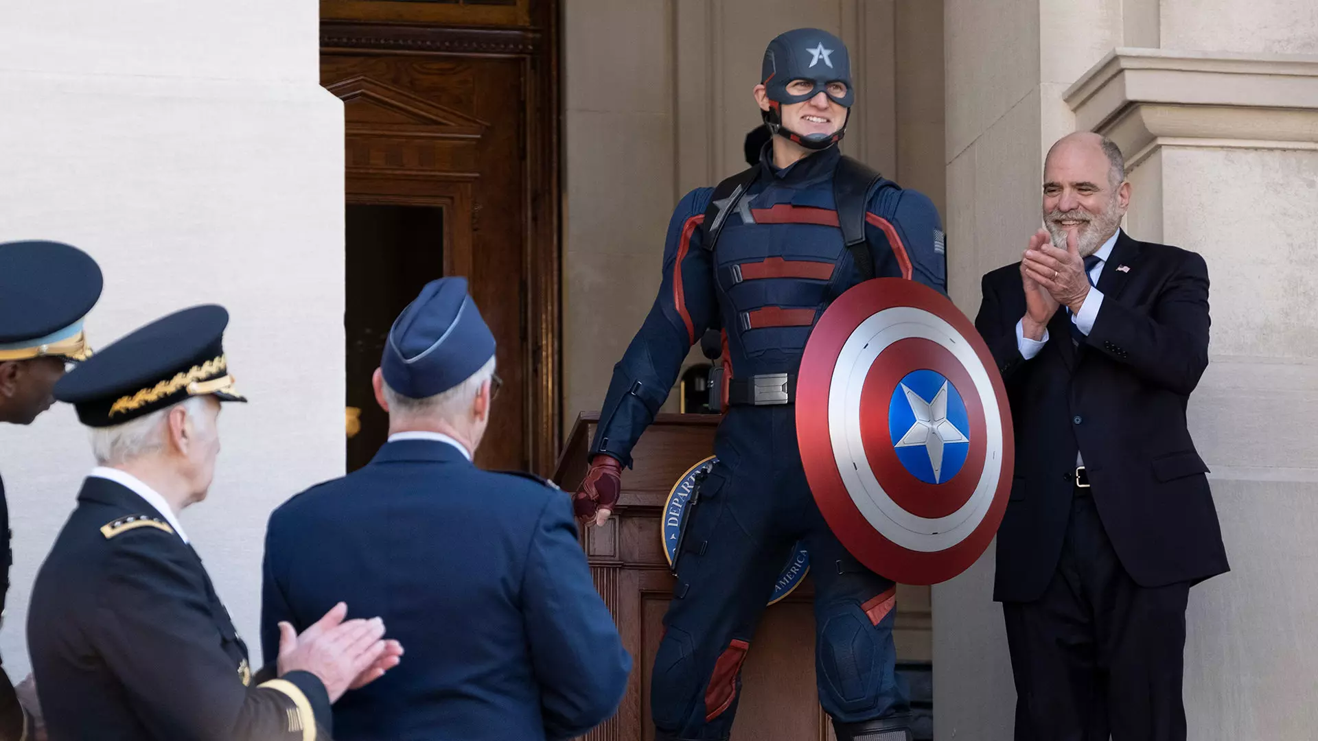 معرفی وایت راسل در نقش جان واکر ملقب به US Agent به عنوان کاپیتان آمریکا جدید در پایان قسمت اول سریال The Falcon and The Winter Soldier
