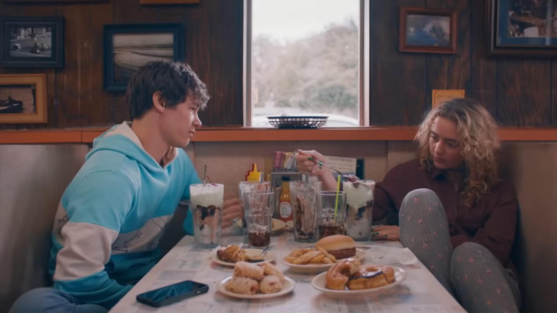 کاترین نیوتون و کایل آلن در حال خوردن غذا در رستوران در فیلم The Map of Tiny Perfect Things