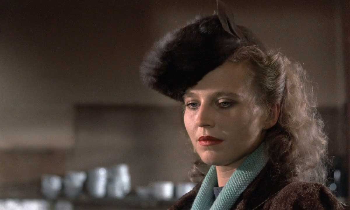 نگاه غمگین زن کلاه دار در فیلم The Marriage of Maria Braun، محصول دهه هشتاد آلمان غربی