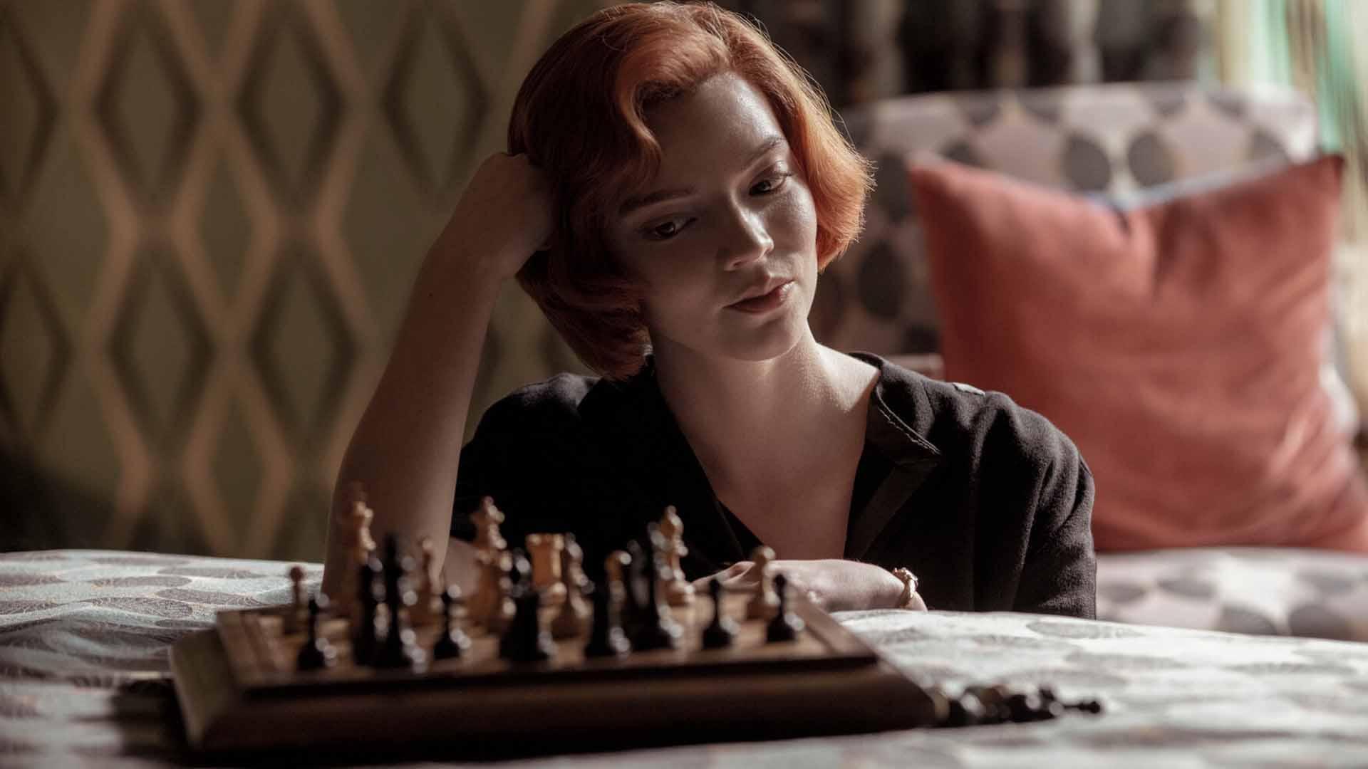 آنیا تیلور جوی در حال نگاه کردن به شطرنج در مینی سریال The Queen