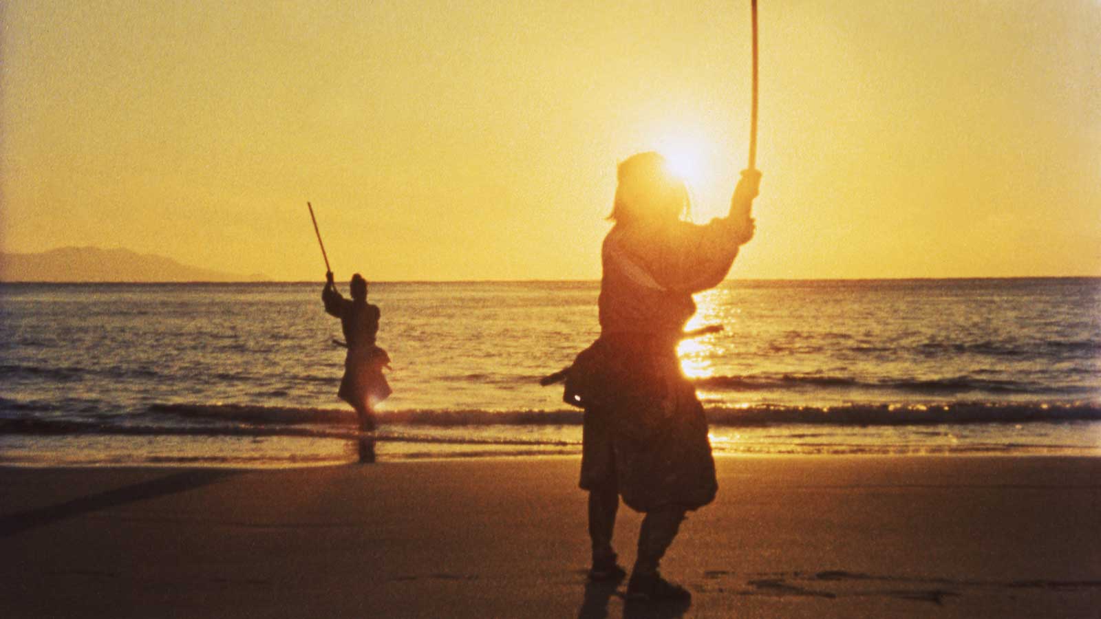 مبارزه دو سامورایی در ساحل مقابل دریا و نور آفتاب در سه گانه سامورایی
