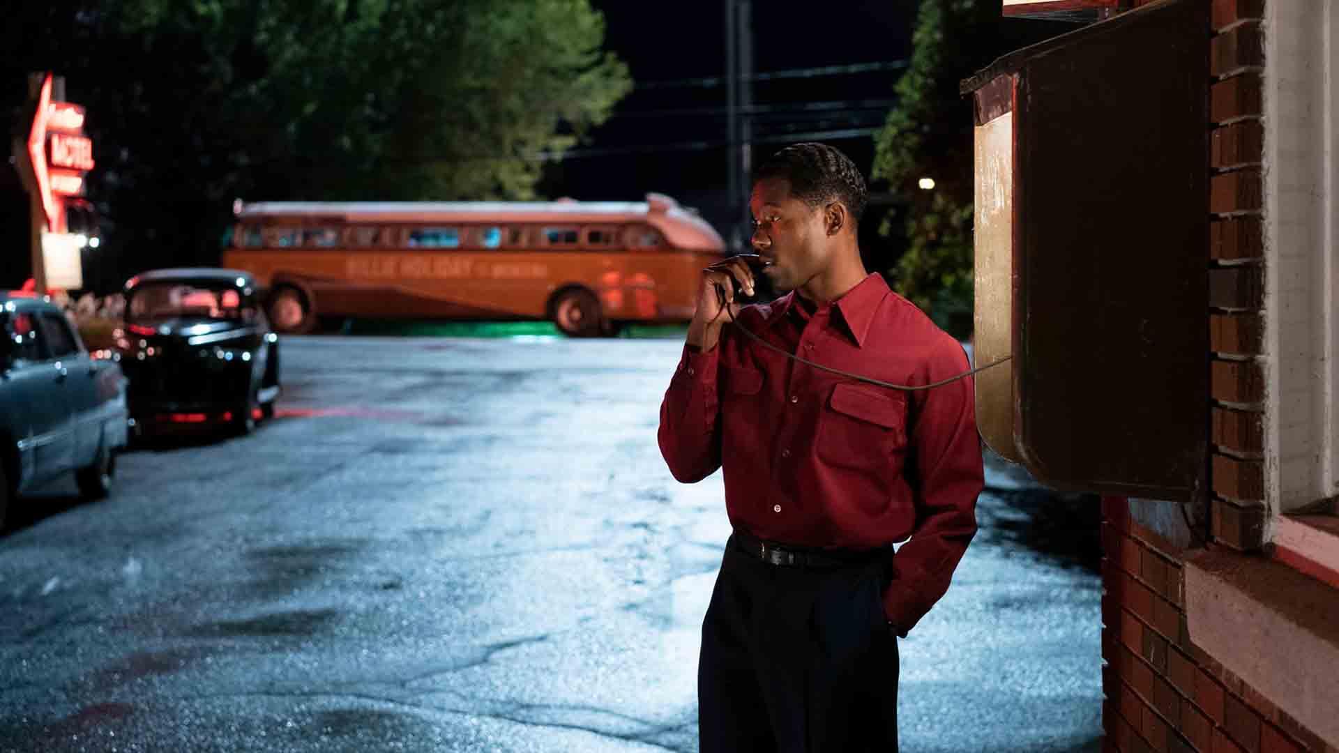 تراوانته رودز در حال صحبت با تلفن در فیلم The United States vs. Billie Holiday