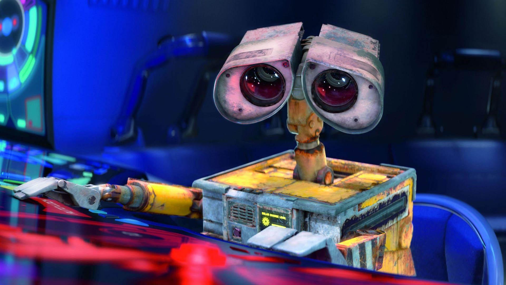 وال-ای در حال کارکردن با یک کامپیوتر در فیلم Wall-e