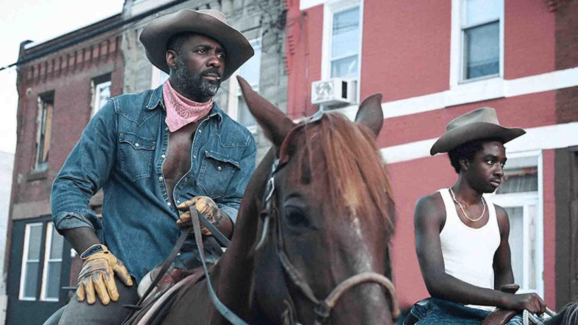 ادریس البا در حال اسب سواری به همراه کیلب مک‌لافلین در فیلم concrete cowboy