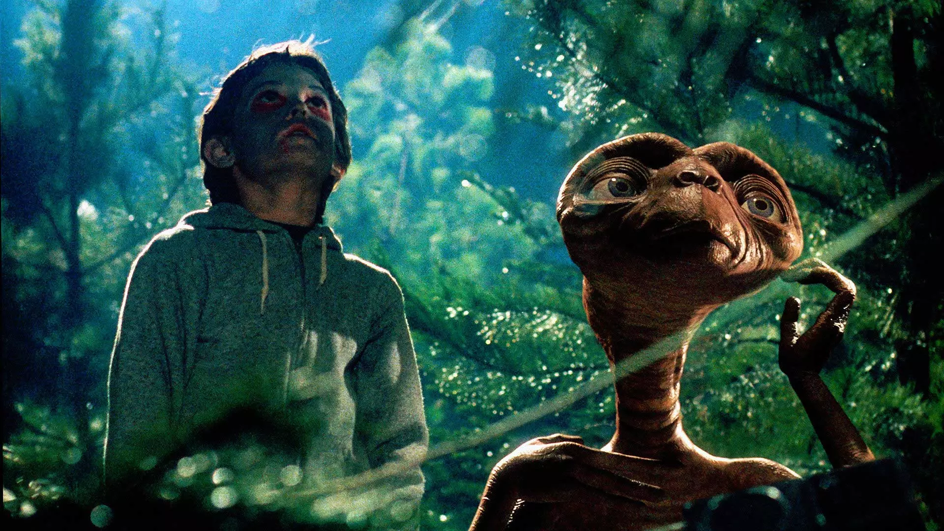 فیلم E.T. Extra-Terrestrial استیون اسپیلبرگ و موجود فضایی با پسر در جنگل مشغول نگاه به آسمان