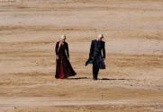 مت اسمیت، بازیگر نقش دیمون تارگرین و اما دارسی، بازیگر نقش شاهزاده رینیرا تارگرین در حال صحبت و قدم زدن در کنار ساحل در پشت صحنه سریال House of the Dragon