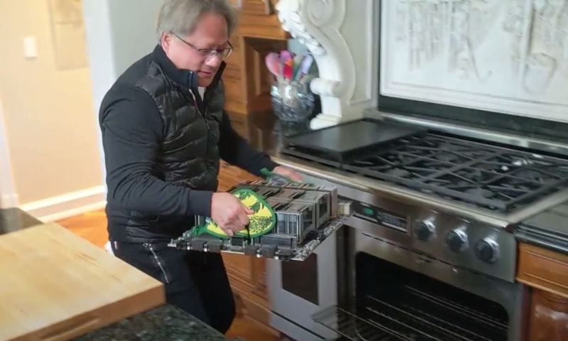 جنسن هانگ درحال خارج کردن پردازنده جدید انویدیا از فر آشپزخانه
