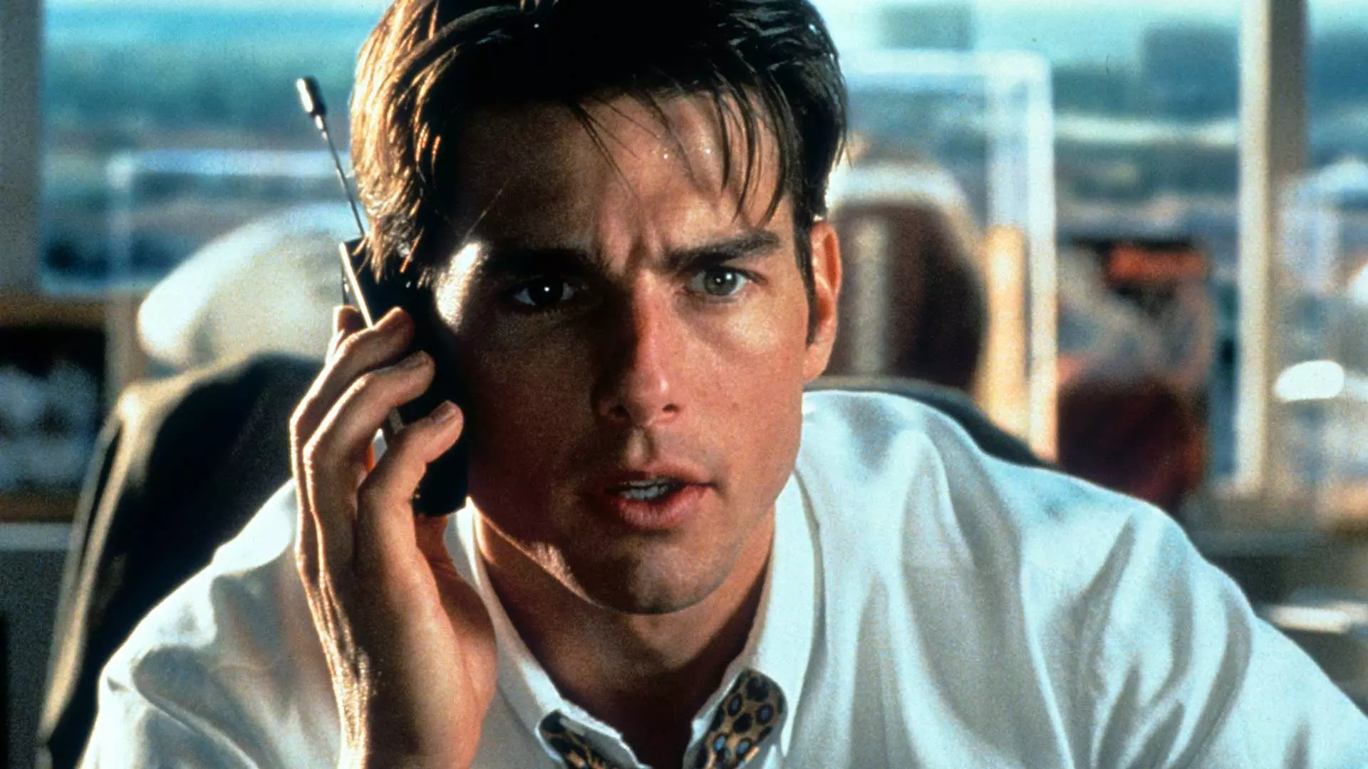 تام کروز با پیراهن سفید مشغول صحبت با تلفن در فیلم جری مگوایر