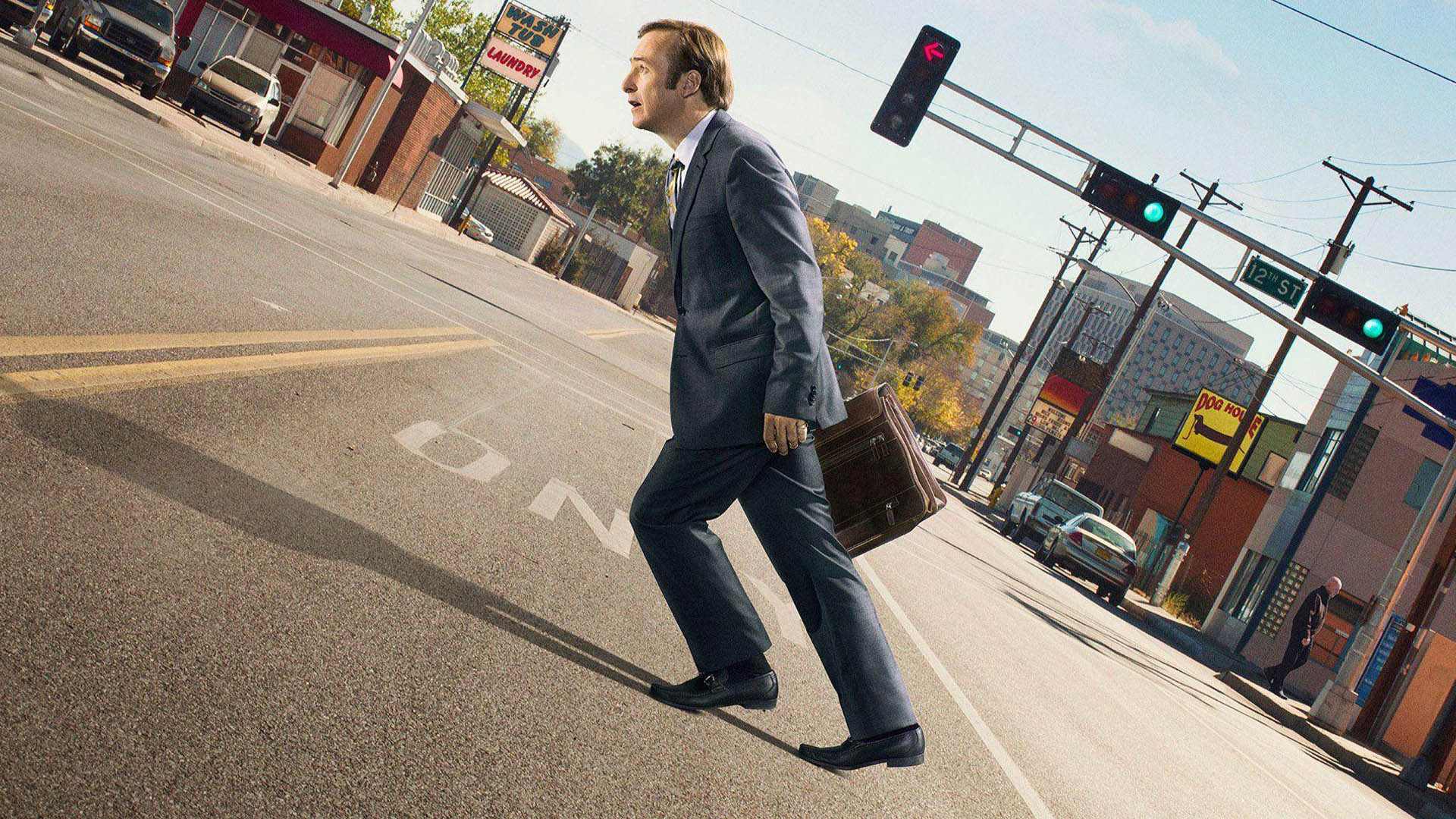 تصویری کج از شخصیت جیمی مک‌گیل در حال راه رفتن در سریال better call saul 