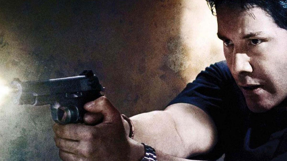 حضور کیانو ریوز در فیلم street kings در حال شلیک با اسلحه