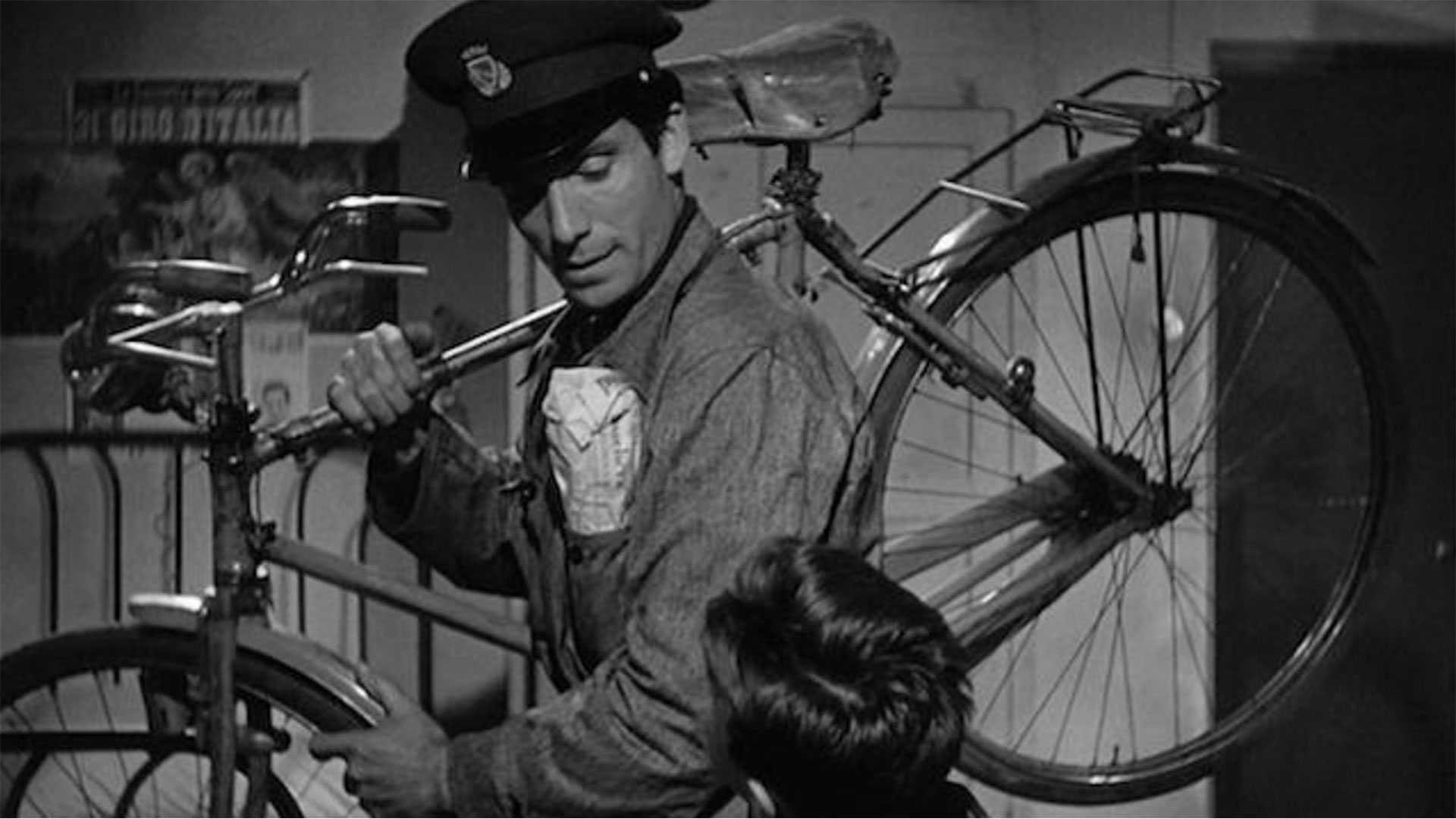 پدر، پسر و دوچرخه در نمایی از دزد دوچرخه ساخته دسیکا