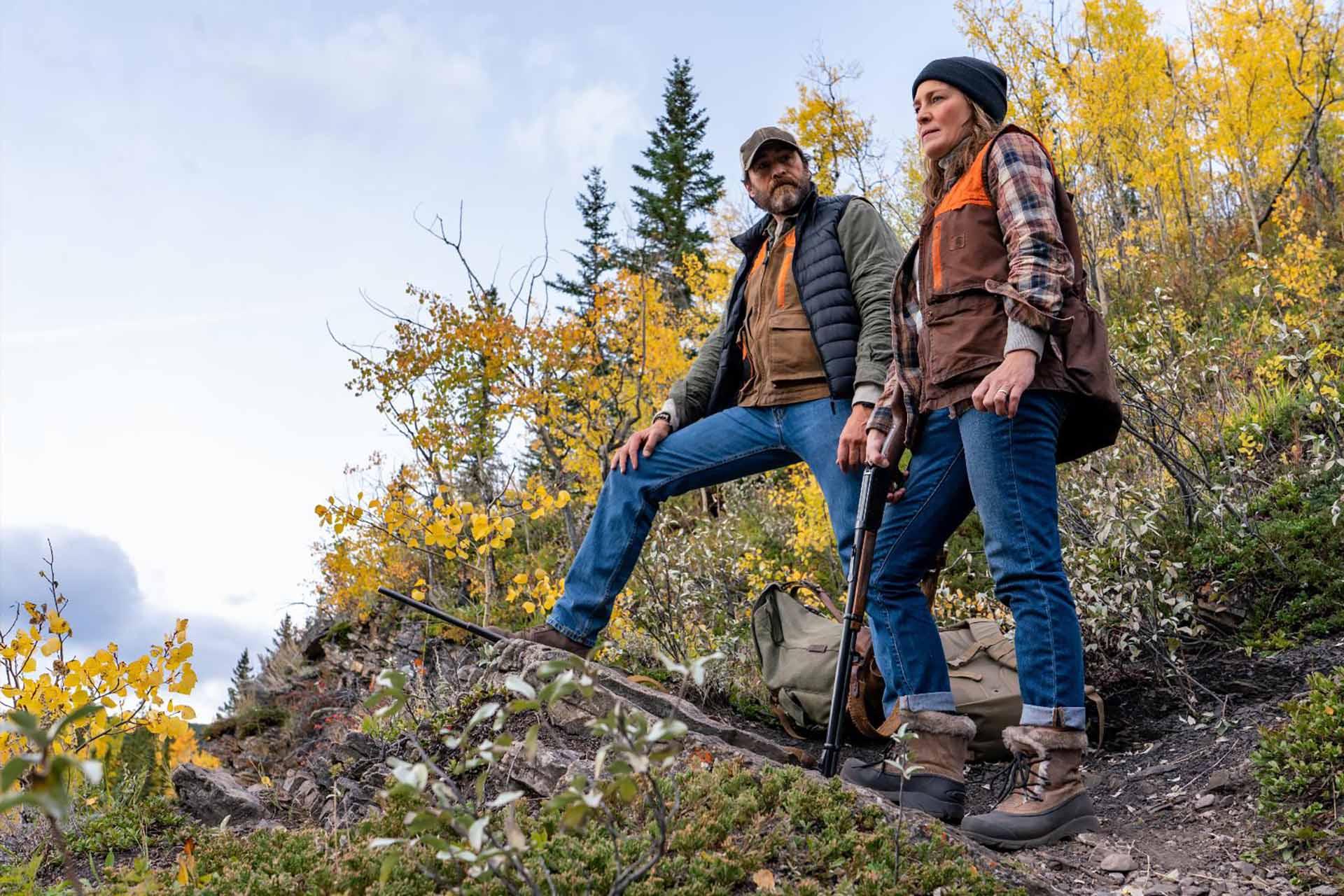 رابین رایت و میگل در دل طبیعت برای یادگیری شکار در فیلم Land