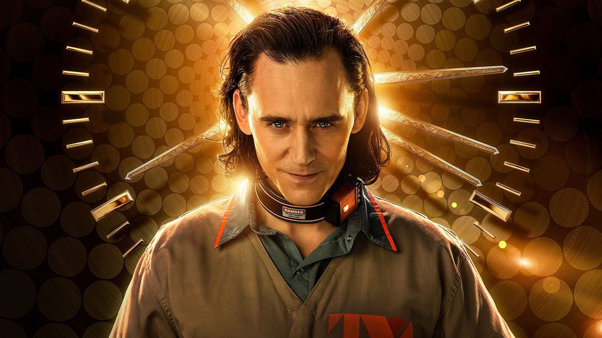 تام هیدلستون در نقش لوکی در لباس گروه TVA در پوستر رسمی سریال Loki