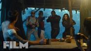 ادریس البا در نقش بلاداسپورت، دنیلا ملکیور در نقش رتکچر 2، دیوید دستمالچیان در نقش پولکا دات من و  جان سینا در نقش پیس‌میکر در حال حمله به یک کافه در فیلم The Suicide Squad