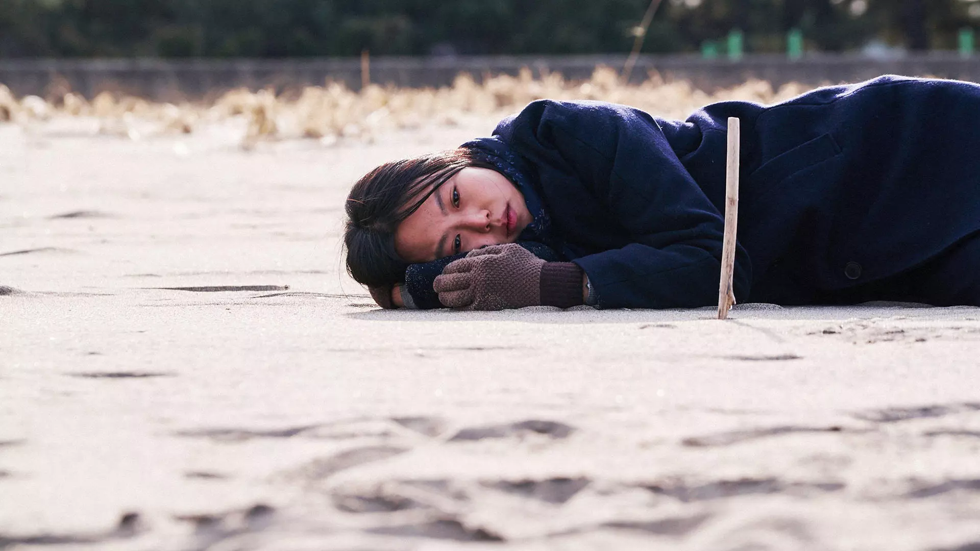 نمایی از فیلم شب هنگام تنها در ساحل ساخته ی هونگ سانگ سو