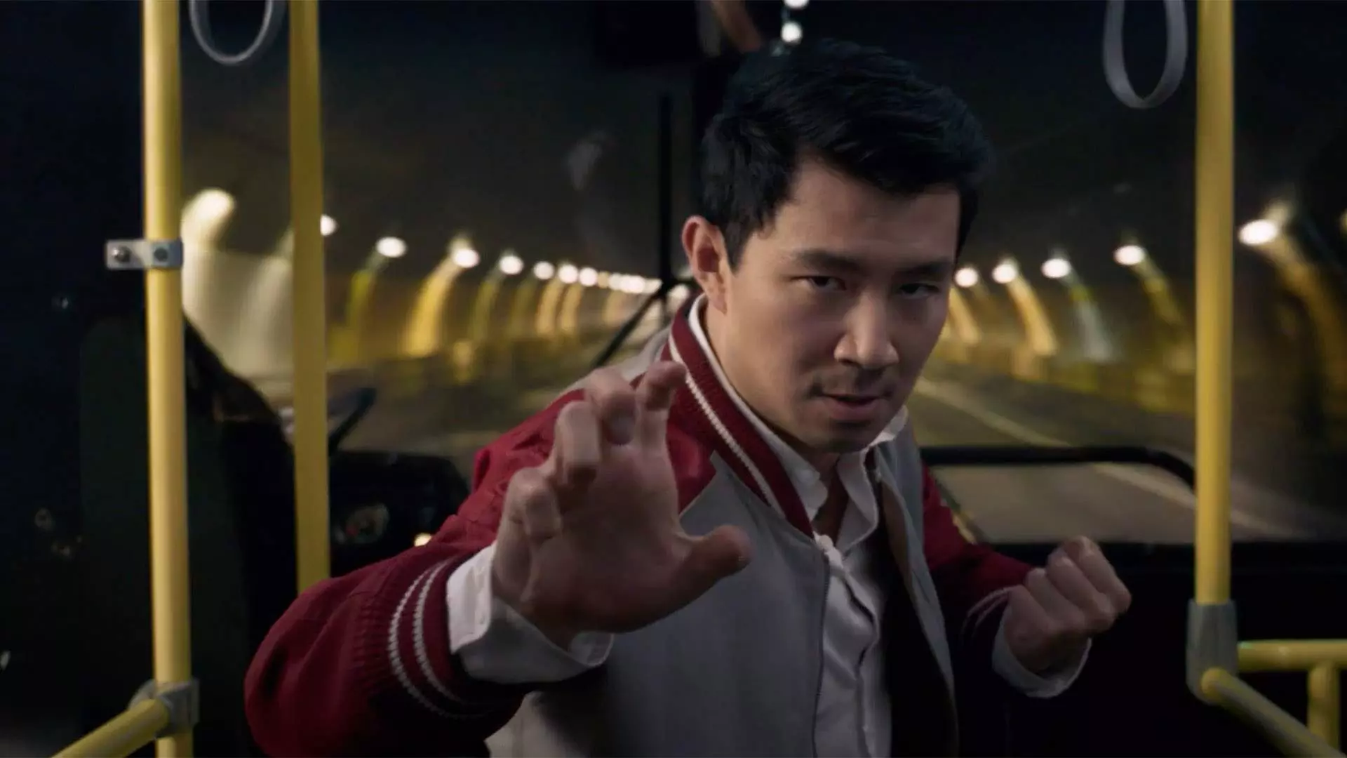 سم لیو در نقش شانگ چی در حال انجام فنون رزمی در اتوبوس در اولین تریلر فیلم Shang-Chi and the Legend of the Ten Rings