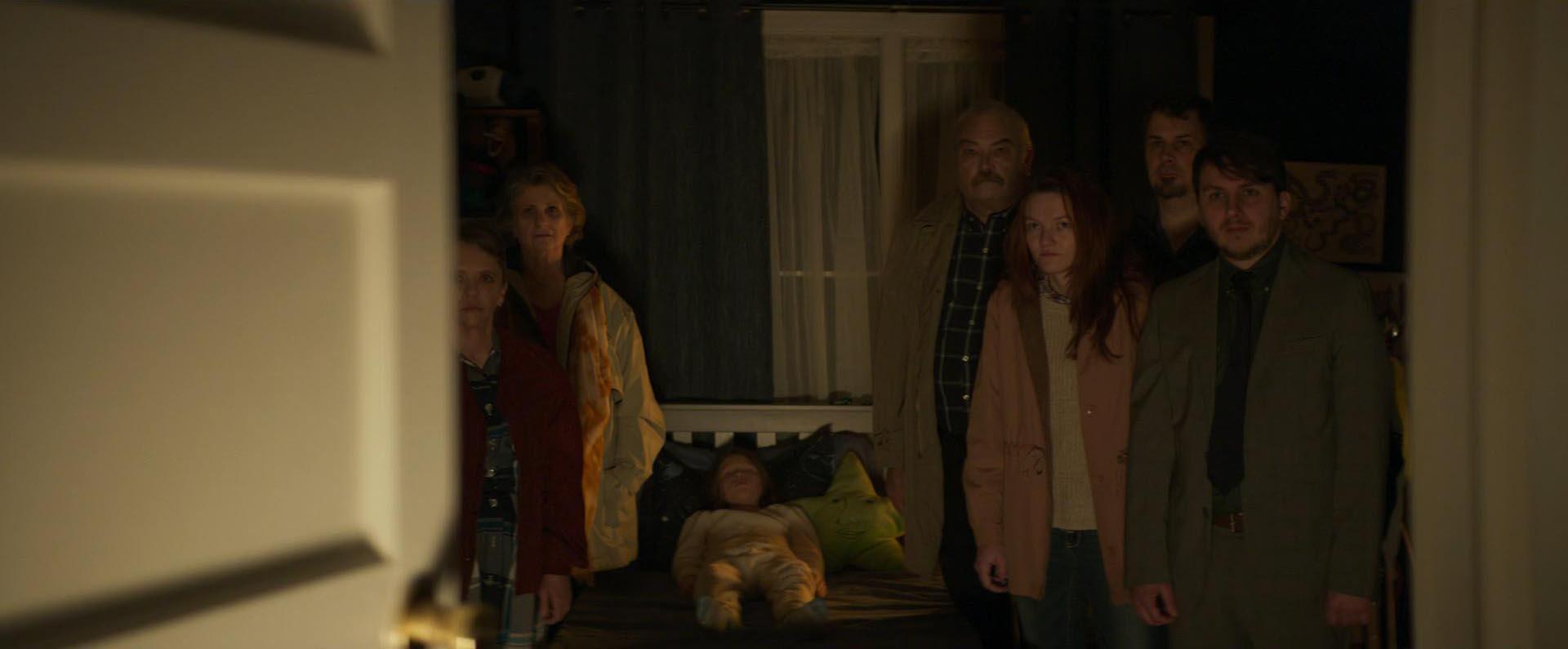 آدم‌های بیگانه در اتاق خواب لوک دیوید بلام در نمایی از فیلم Son