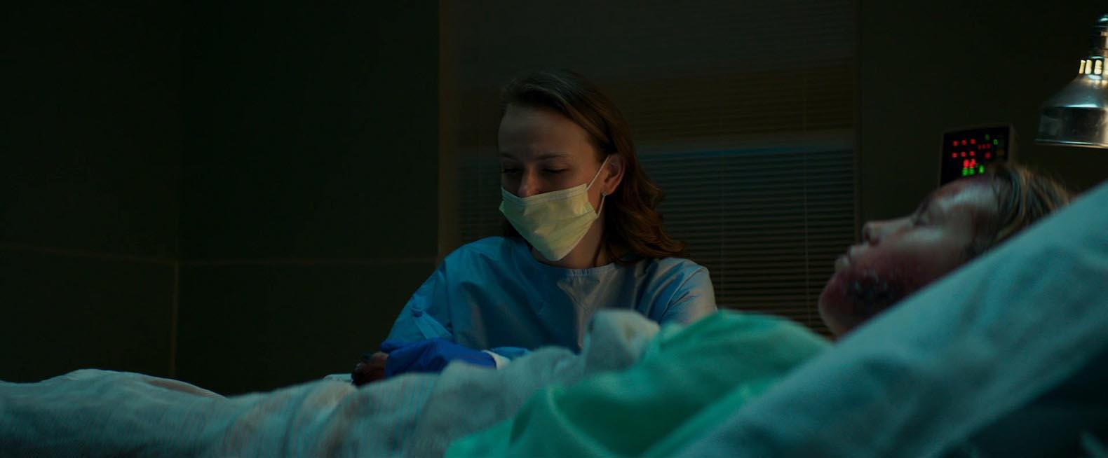اندی ماتیچاک در نقش لورا بر بالین فرزند بیمارش در فیلم Son