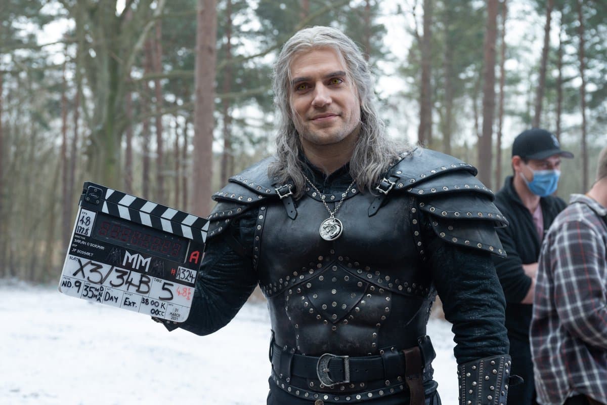 هنری کویل در نقش گرالت در یک محیط برفی با کلاکت فیلمبرداری در دست در آخرین روز فیلمبرداری فصل دوم سریال The Witcher