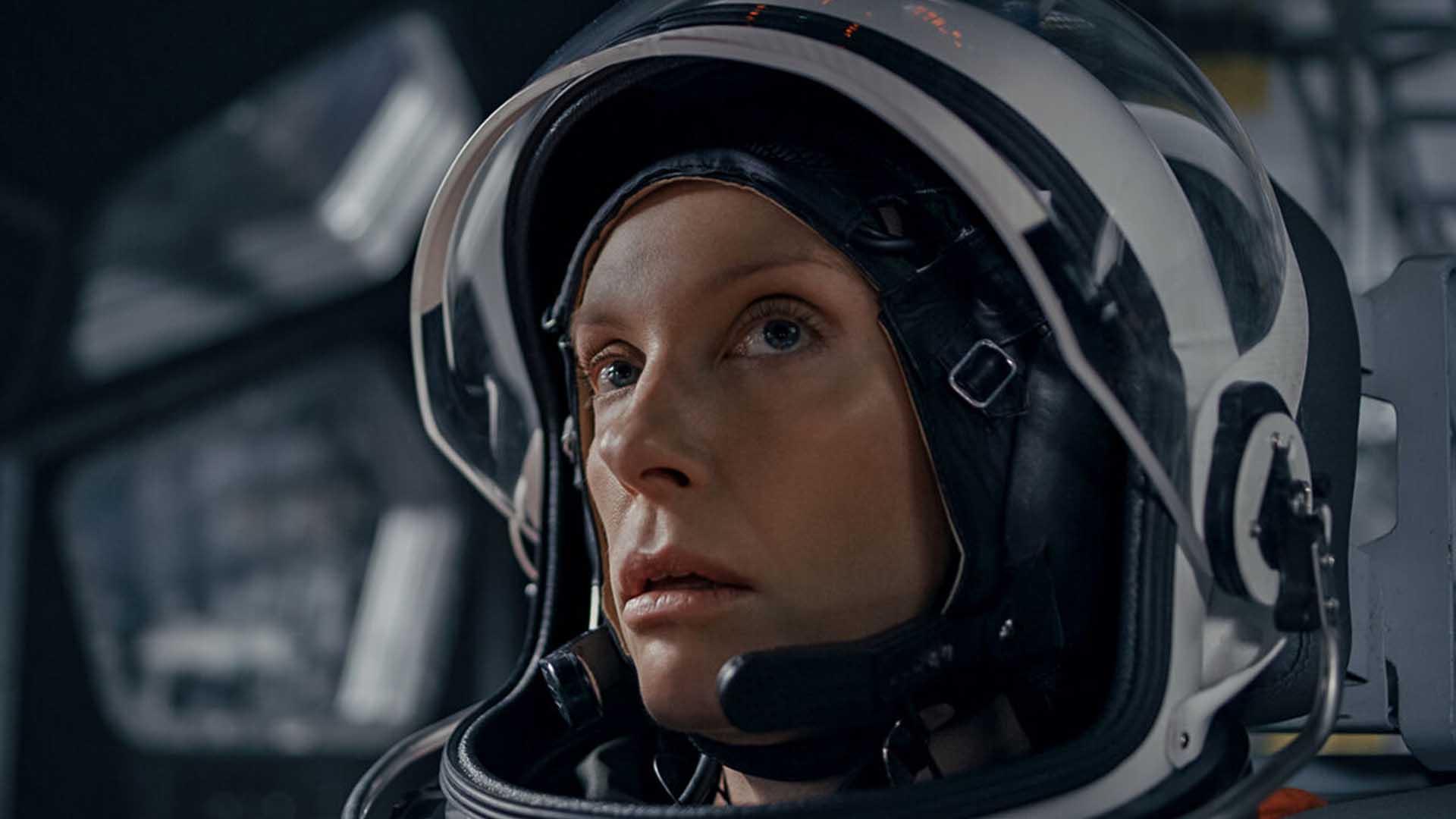 تونی کولت در لباس فضانوردی در فیلم stowaway