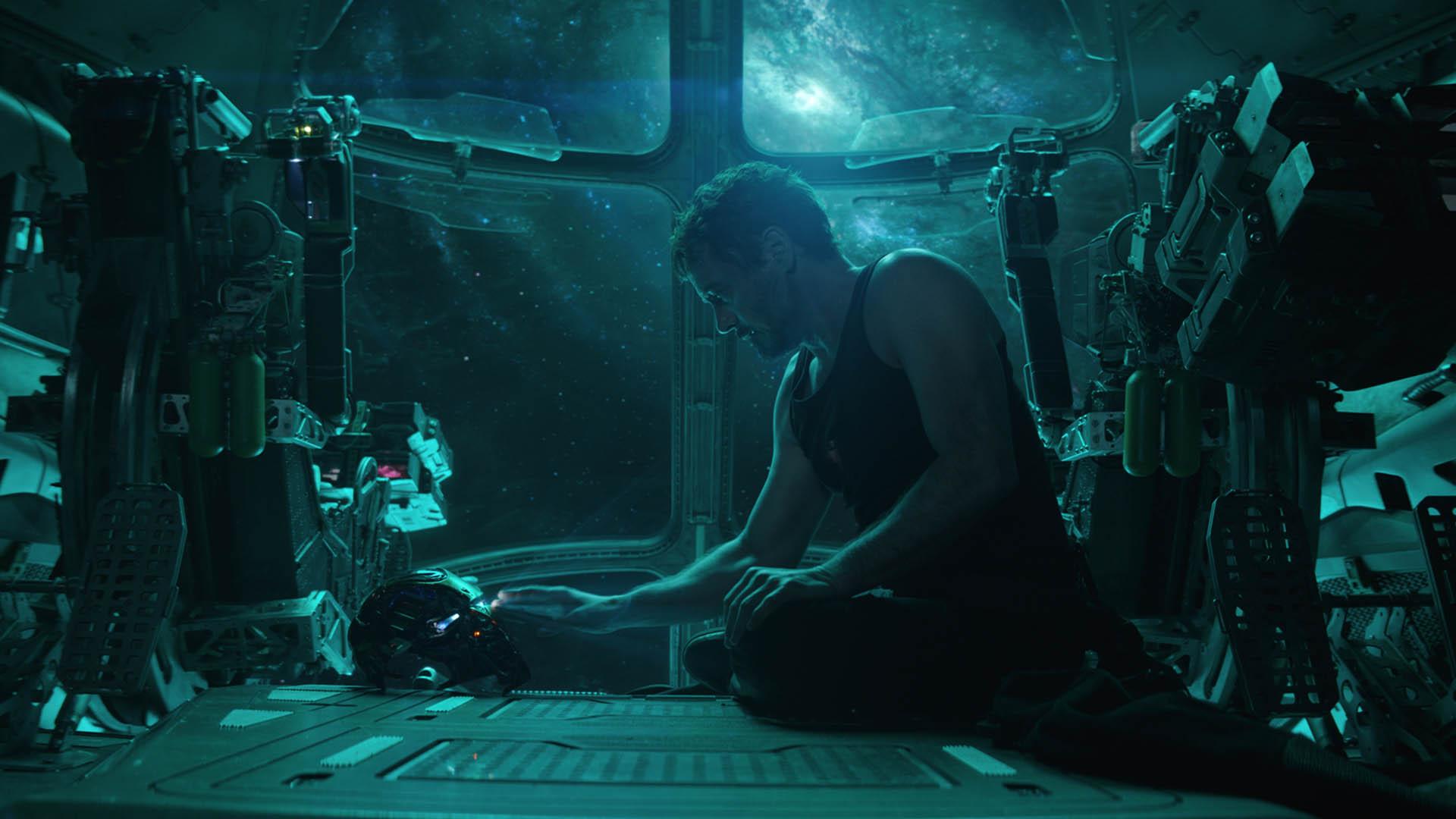تونی استارک در یک سفینه فضایی در فیلم avengers: endgame