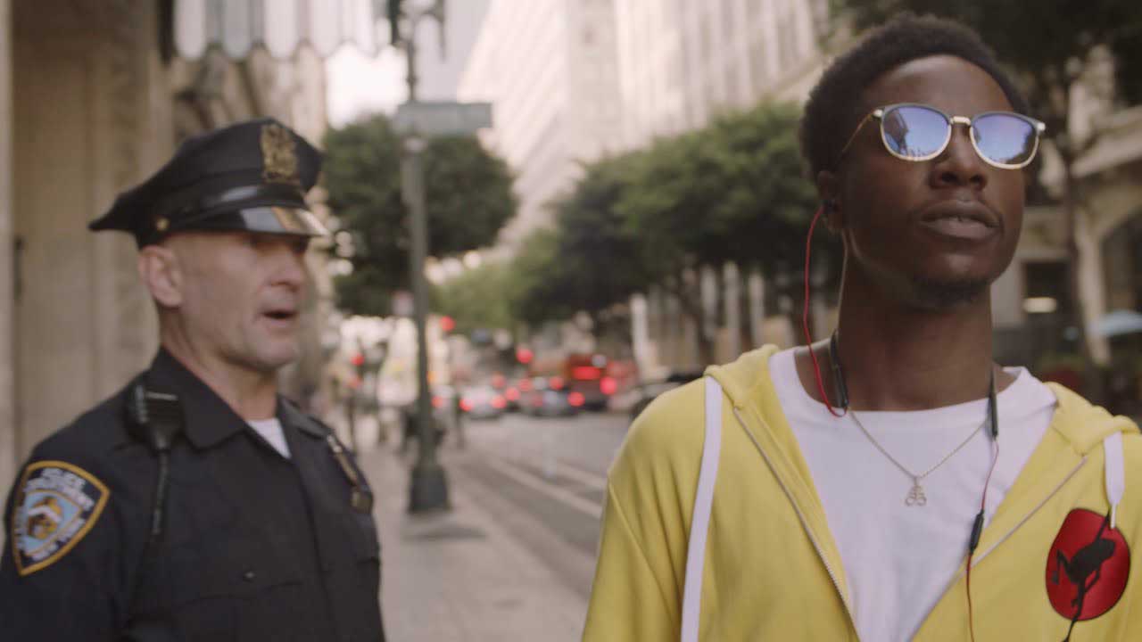 پلیس در حال صحبت با مرد سیاه پوست در فیلم Two Distant Strangers
