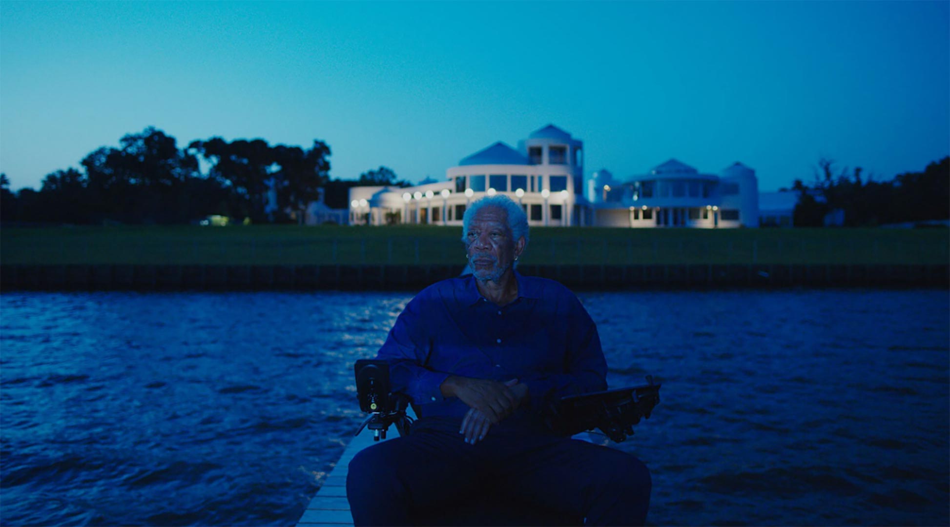 کاراکتر دیمون با بازی مورگان فریمن در سکوت ساحل در فیلم غلبه