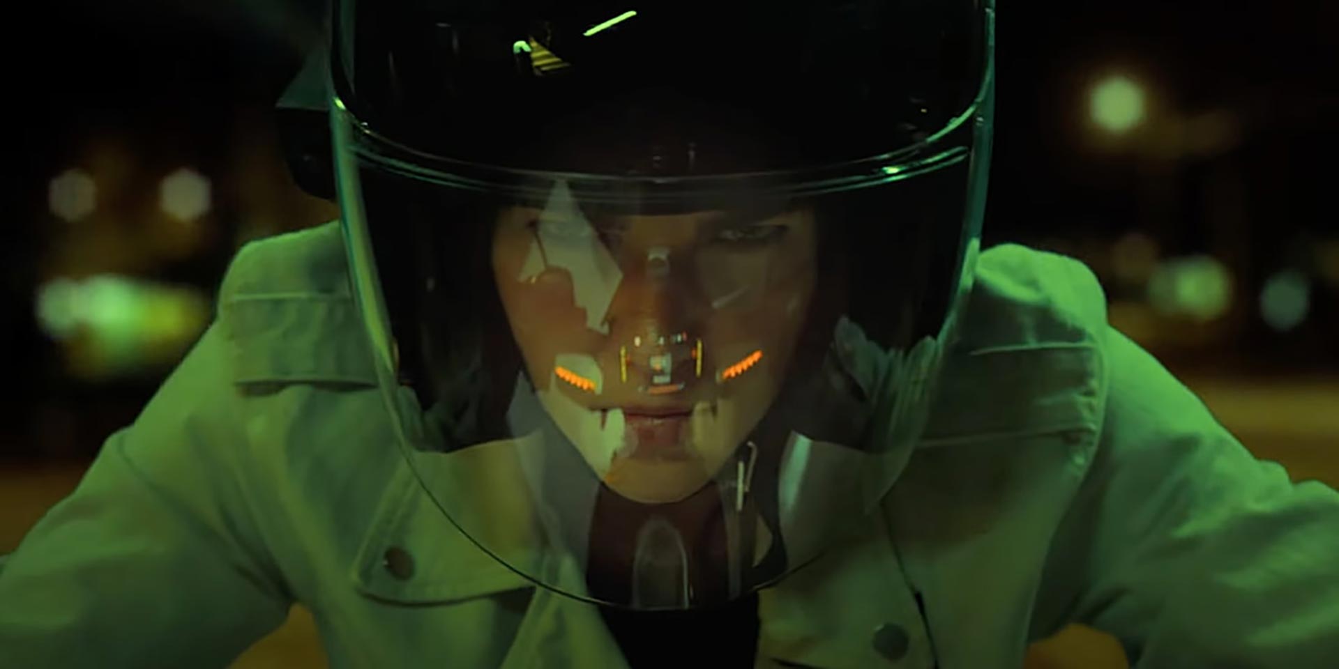 رابی رز در نقس ویکتوریا سوار بر موتور بعد از پذیرش ماموریت در فیلم غلبه