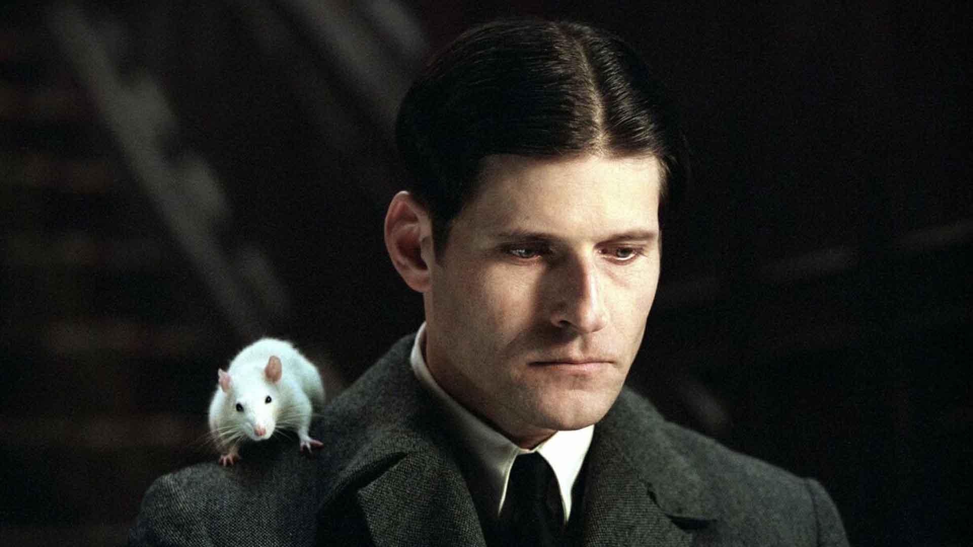 کریسپین گلاور به همراه یک موش در فیلم Willard