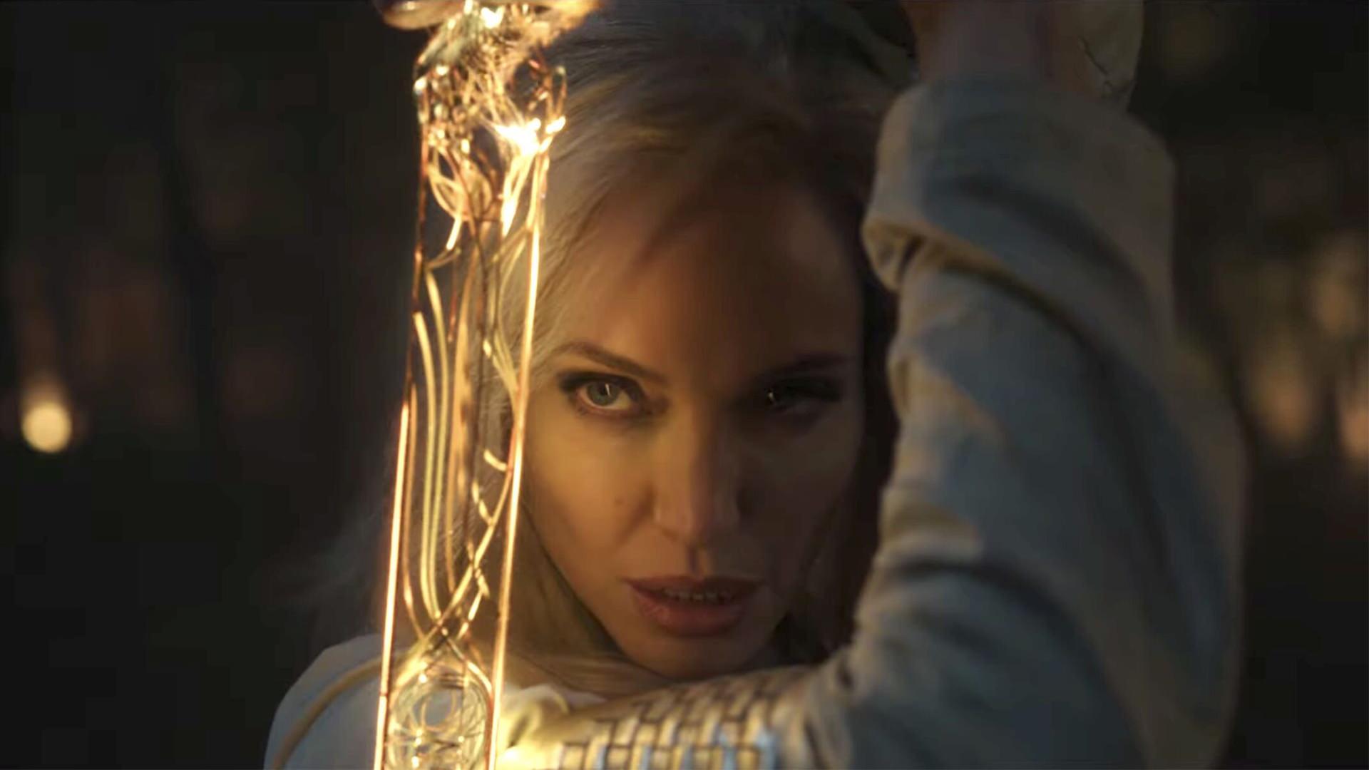 آنجلینا جولی در نقش تینا با شمشیری در دست در فیلم Eternals