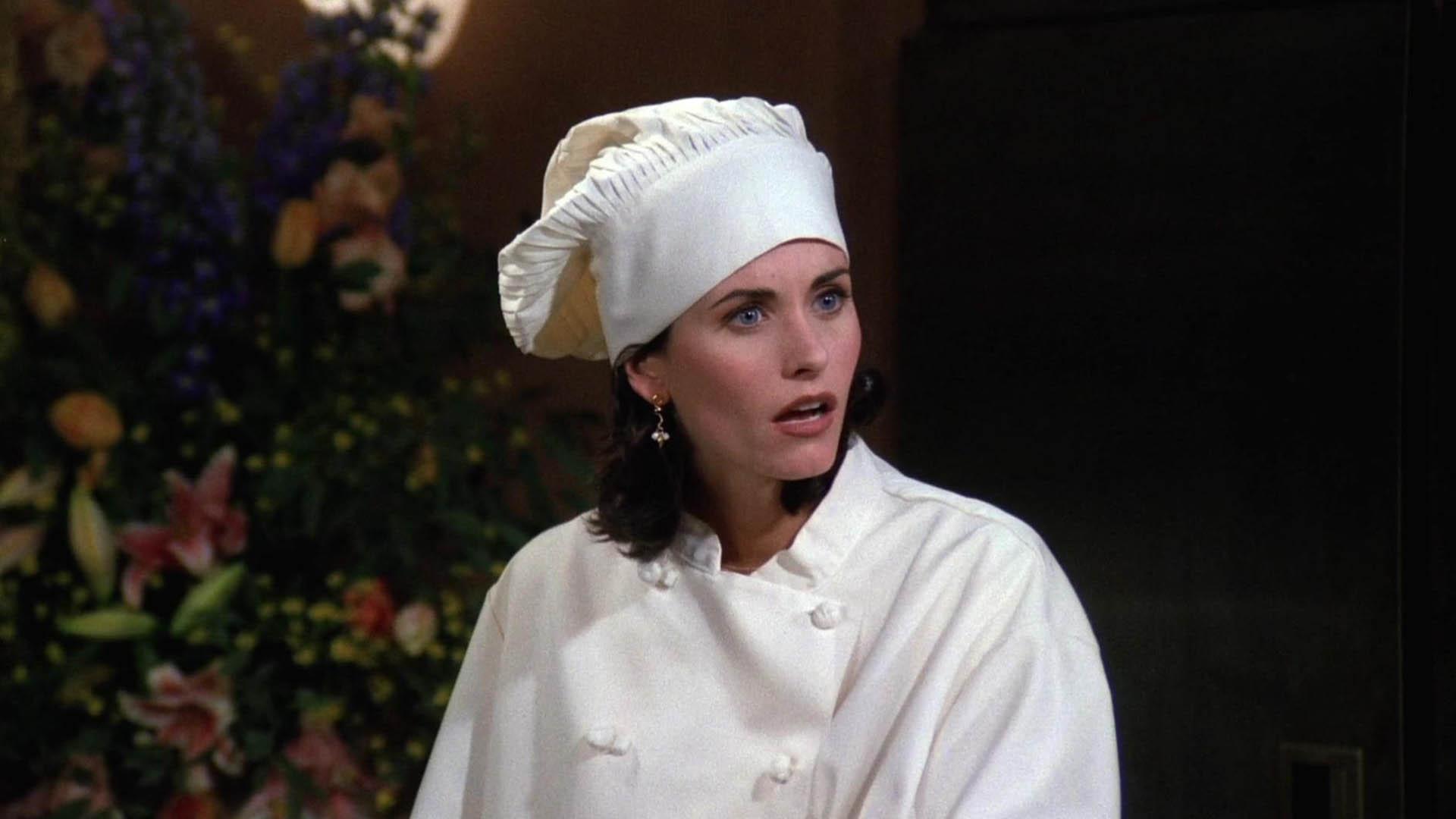 شخصیت مانیکا گلر با لباس آشپزی با بازی کورتنی کاکس در سریال Friends