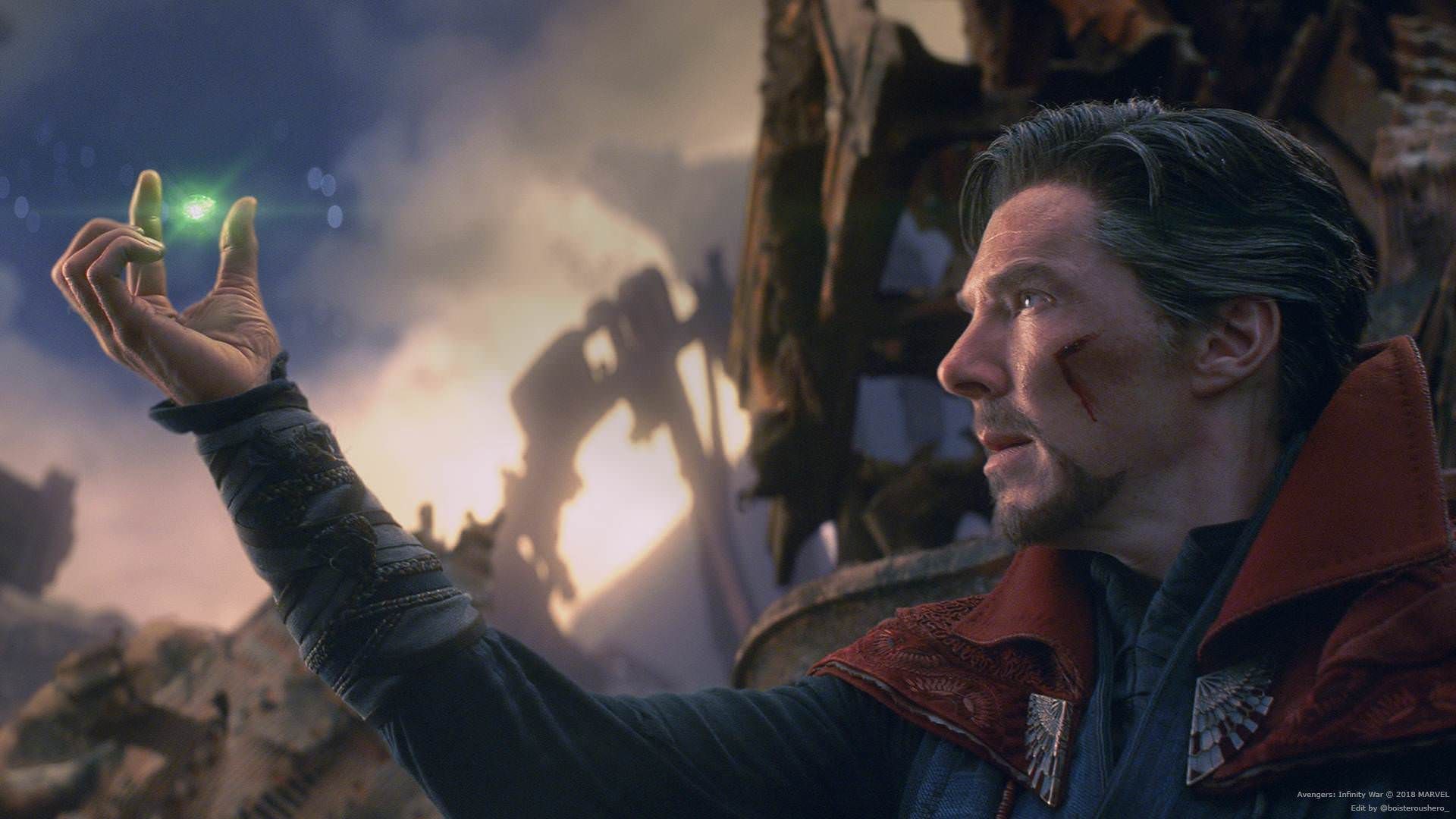 دکتر استرنج با بازی بندیکت کامبربچ در حال دادن سنگ زمان به تانوس در فیلم Avengers: Infinity War