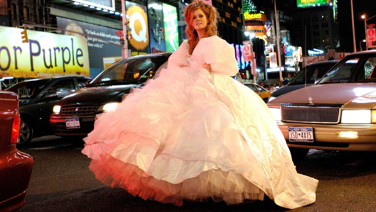 ایمی آدامز با لباس عروس وسط خیابان در فیلم Enchanted، محصول سال ۲۰۰۷ میلادی دیزنی